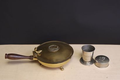 Poelon couvert en cuivre et timbale de poche...