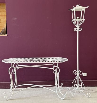 Lampadaire et console de jardin en fer courbé...