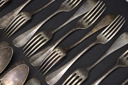 Lot de couverts en métal argenté modèle baguette:...
