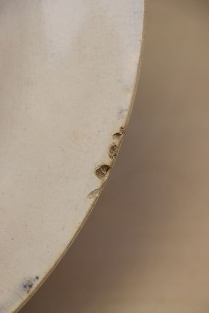 Plat creux en faïence anglaise 
H. :5 cm....