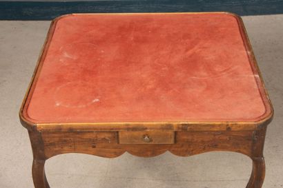 Table à jeux à pieds cambrés, ouvrant à quatre...