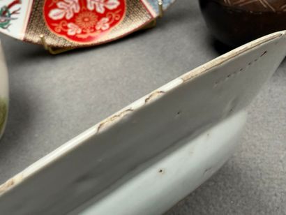 Lot comprenant: 
Deux grands plats décor...