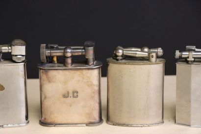 Cinq briquets de table. 
H. : de 7 à 11 ...
