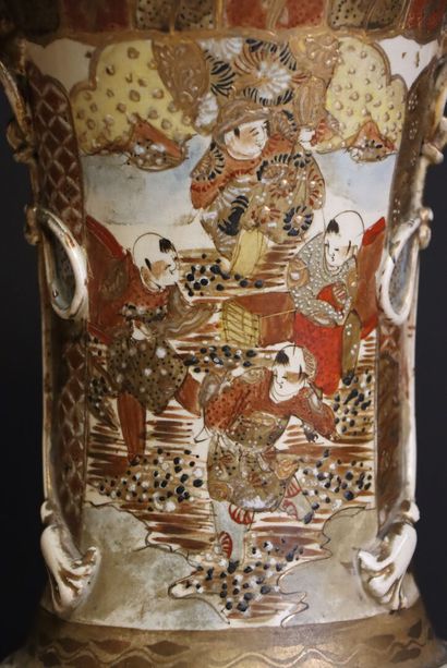 Grand vase en faïence de Satsuma sur socle...