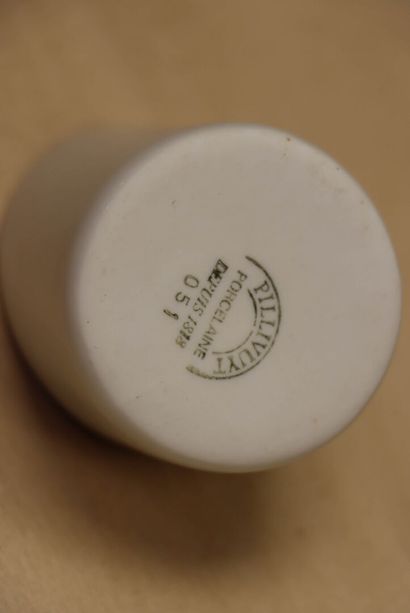 Lot de 54 verrines en porcelaine Pillivuyt
Quatre...