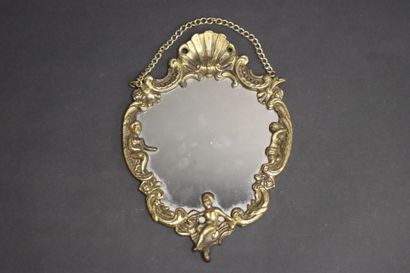 Petit miroir en bronze de style Régence.
27...