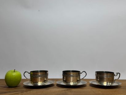 Paire de grandes tasses en métal argenté
On...