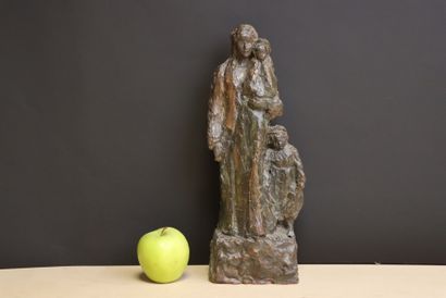 Famille. 
Scupture en terre cuite patiné....