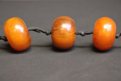Trois grosses perles tibetaines en résine...