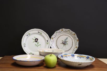 Lot de faïence: 
Deux assiettes, deux assiettes...