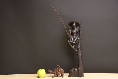 Pêcheur perché sur une branche et personnage...