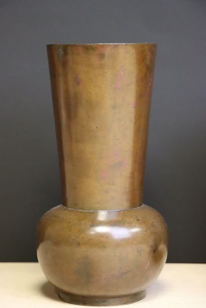 ASIE XX° Deux vases en bronze patiné
H.20...