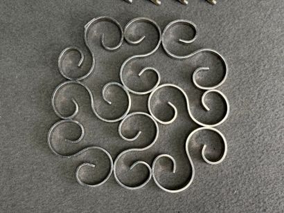 Dessous de plat arabesque en métal argenté...