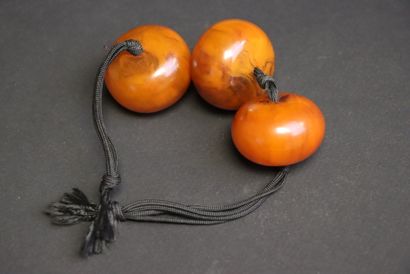 Trois grosses perles tibetaines en résine...