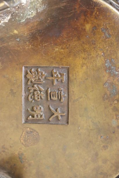 Cache pot tripode en bronze patiné. Chine...