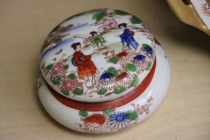 Assiette creuse, vase rouleau, boite et cinq...