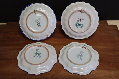 Nevers. 
Quatre petites assiettes en faïence....