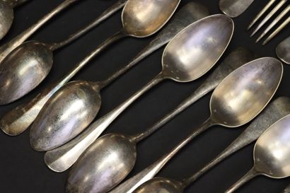 Lot de couverts en métal argenté modèle baguette:...