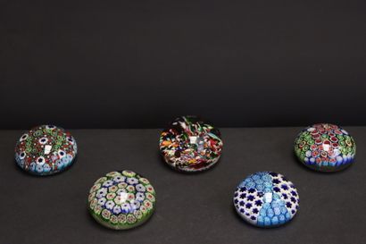 Collection de 5 boules presse papier sulfures...