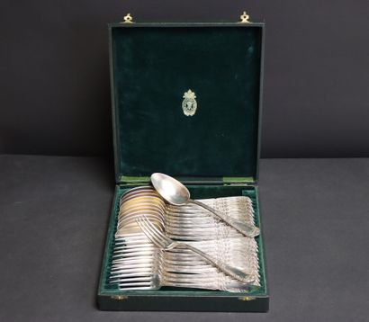 Suite de douze grands couverts en métal argenté,
en...