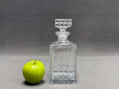 Carafe en cristal. 
H. :23 cm. 
égrenures...