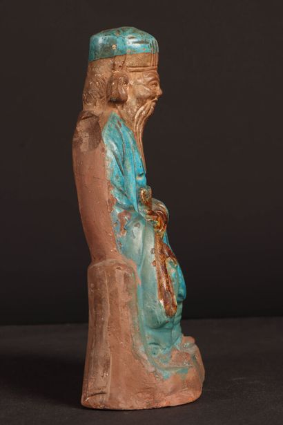 Statuette en terre cuite moulée: Dignitaire,...