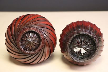 Paire de vases en porcelaine recouvert de...