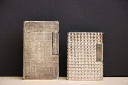 DUPONT. 
Deux briquets en métal argenté....