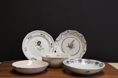 Lot de faïence: 
Deux assiettes, deux assiettes...
