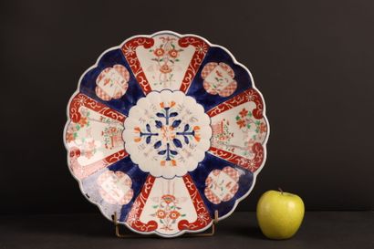 Plat en porcelaine IMARI
H: 33.5 cm.