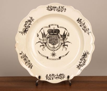 STAFFORDSHIRE.
Assiette chantournée en céramique...