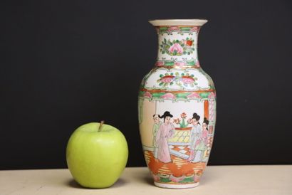 Petit vase en porcelaine de Chine. 
H. :21...