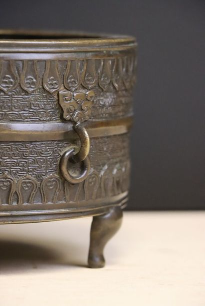 Cache pot tripode en bronze patiné. Chine...