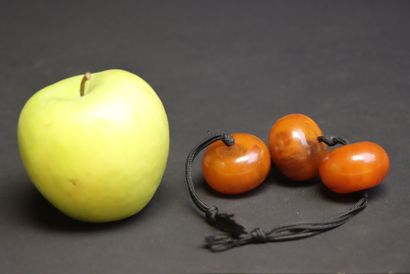 Trois grosses perles tibetaines en résine...