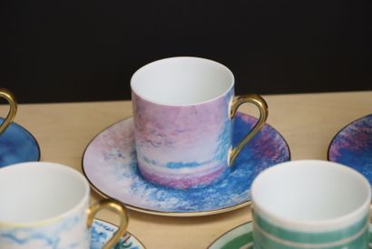 Dix tasses et soucoupes en porcelaine à décors...