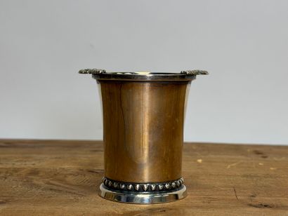 Timbale en argent soulignée d'une frise de...