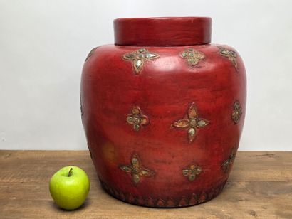 Jarre décorative en bois laqué rouge
H: 40...
