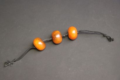 Trois grosses perles tibetaines en résine...
