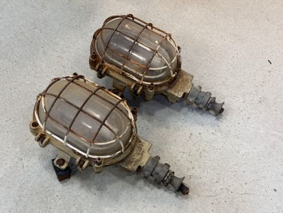 Deux hublots industriels en fonte signés...