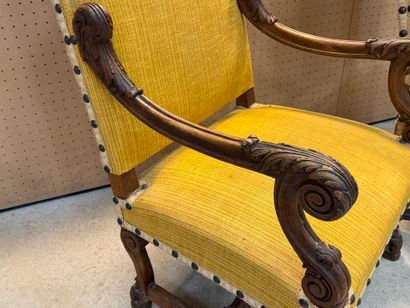 Paire de fauteuils et un fauteuil style Louis...