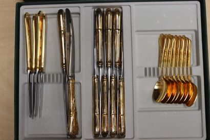 Partie de ménagère de couverts en métal doré,...