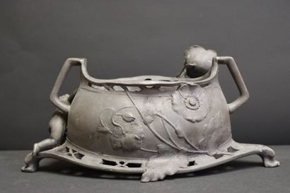 HERING Jardinière en étain Art Nouveau. 
15...