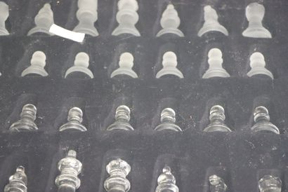 Lot comprenant : jeux d'échec en verre, encrier...