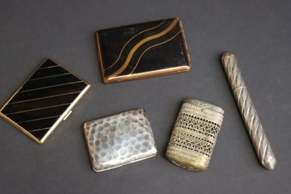 Quatre étuis à cigarettes et un tube à cigare....