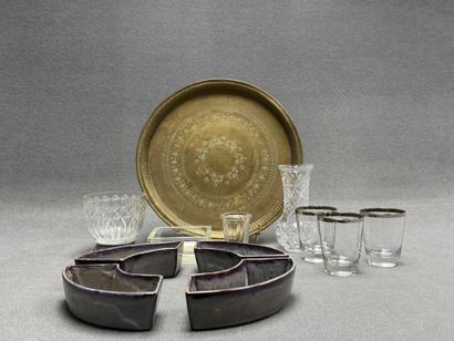 Lot comprenant: 
Vase, verres, vide poche,...