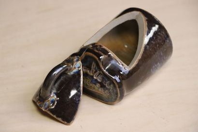 Vase à col resserré, deux pots et une boite...