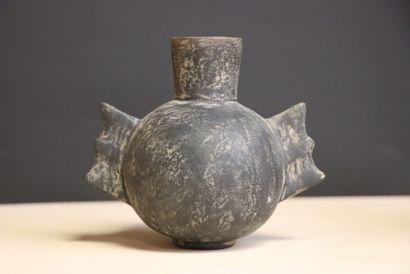 Deux vases, famille sculptures en pierre,...