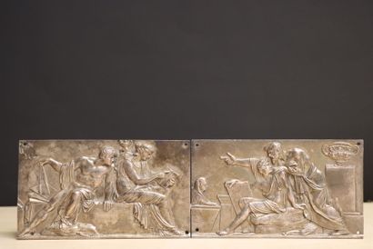Deux plaques en métal galvanisé décor à l'antique
10x17cm...