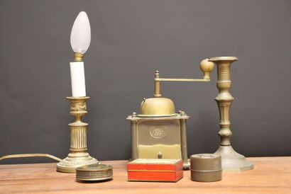 Lot comprenant: 
Bougeoir monté en lampe,...