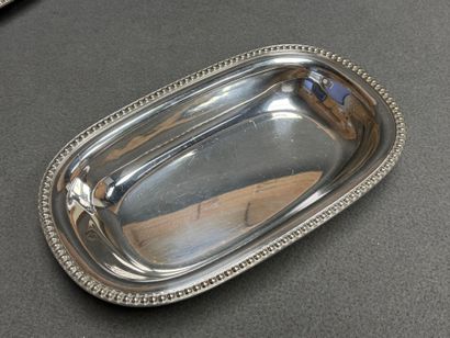 Légumier et deux plats en métal argenté....